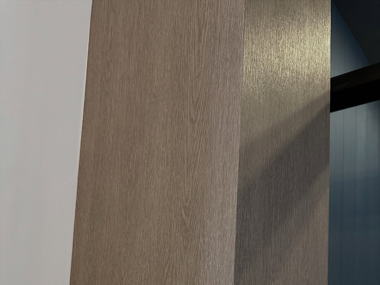 Application de pellicule architecturale fini bois texturé.
Pour plus de détails et consulter nos catalogues de finis : https://stiick.ca/fini-architecturaux/