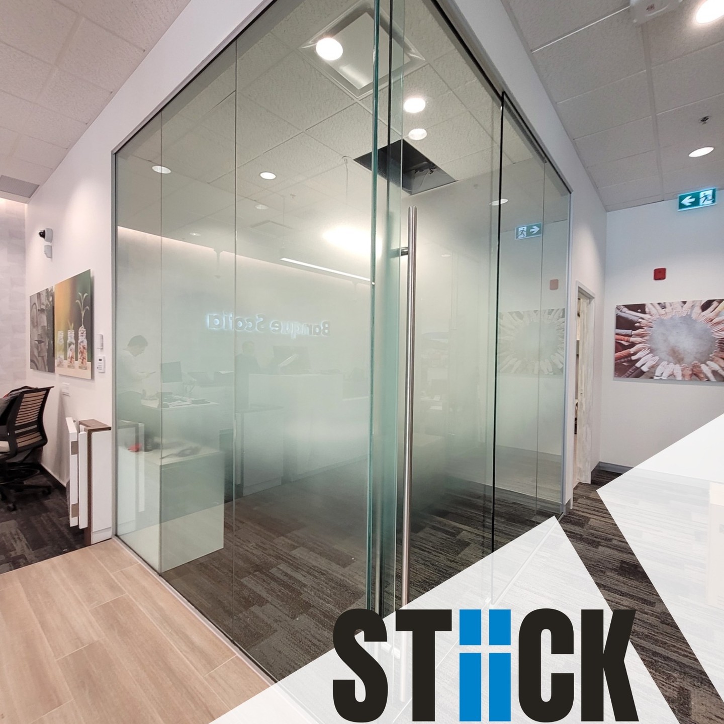 ❄ Banque Scotia on fait appel à nous pour l'installation de pellicules givrées pour la nouvelle succursale sur St-Laurent ❄
Ils ont opté pour la pellicule Cloud de 3M pour donner de l'intimité à leurs conseillers et leurs clients.
Pour de plus amples informations, visitez notre site web : www.stiick.ca