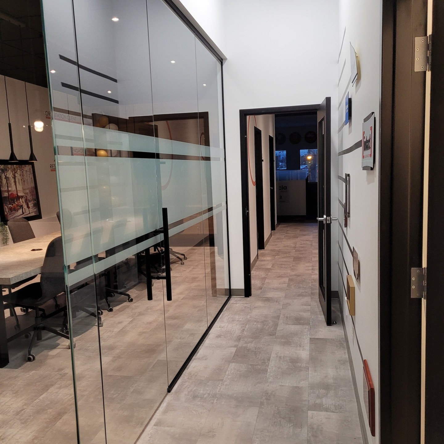 ❄️ Pellicule givrée fait sur mesure pour les bureaux de Assurancia Venne et Fille à Joliette ❄️
Impression au latex avec encre blanche pour créer un effet givré 100% personnalisé qu'ils ont pu choisir un niveau d'opacité précis parmi des échantillons imprimés pour eux.
#3Mfilm
#3mprint