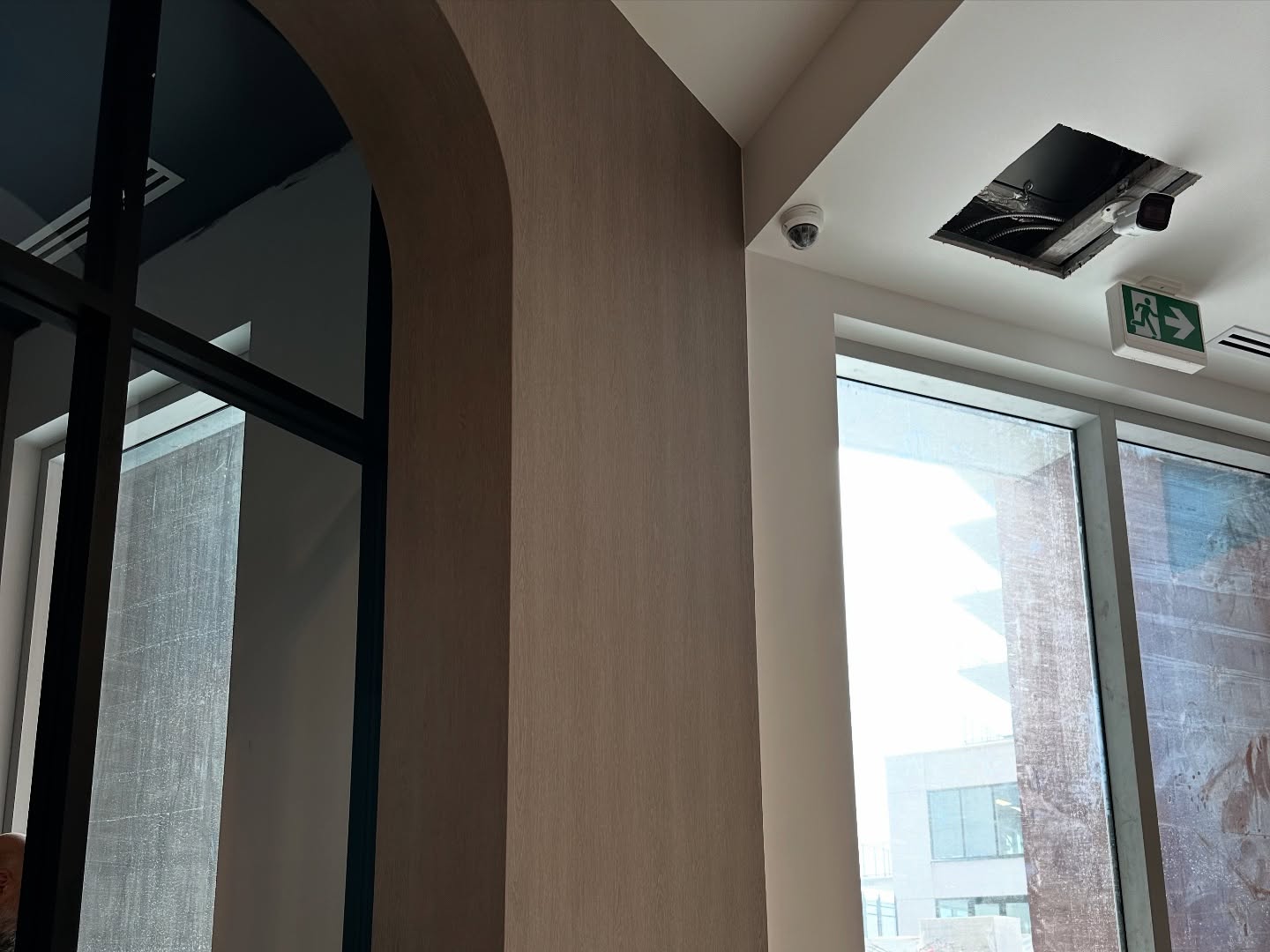 Application de pellicule architecturale fini bois texturé.
Pour plus de détails et consulter nos catalogues de finis : https://stiick.ca/fini-architecturaux/