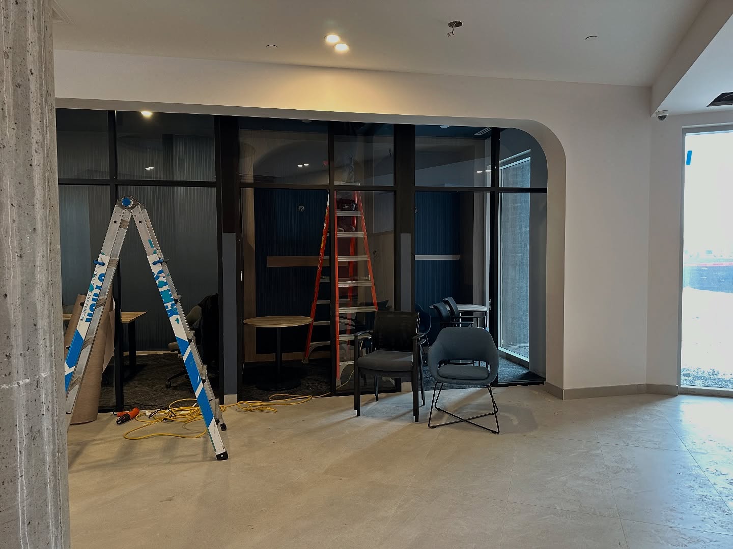 Application de pellicule architecturale fini bois texturé.
Pour plus de détails et consulter nos catalogues de finis : https://stiick.ca/fini-architecturaux/