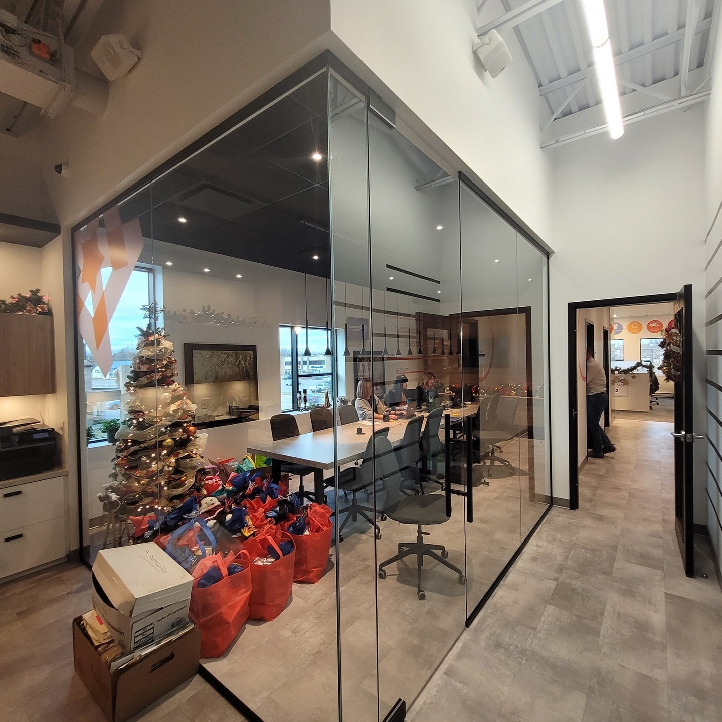 ❄️ Pellicule givrée fait sur mesure pour les bureaux de Assurancia Venne et Fille à Joliette ❄️
Impression au latex avec encre blanche pour créer un effet givré 100% personnalisé qu'ils ont pu choisir un niveau d'opacité précis parmi des échantillons imprimés pour eux.
#3Mfilm
#3mprint