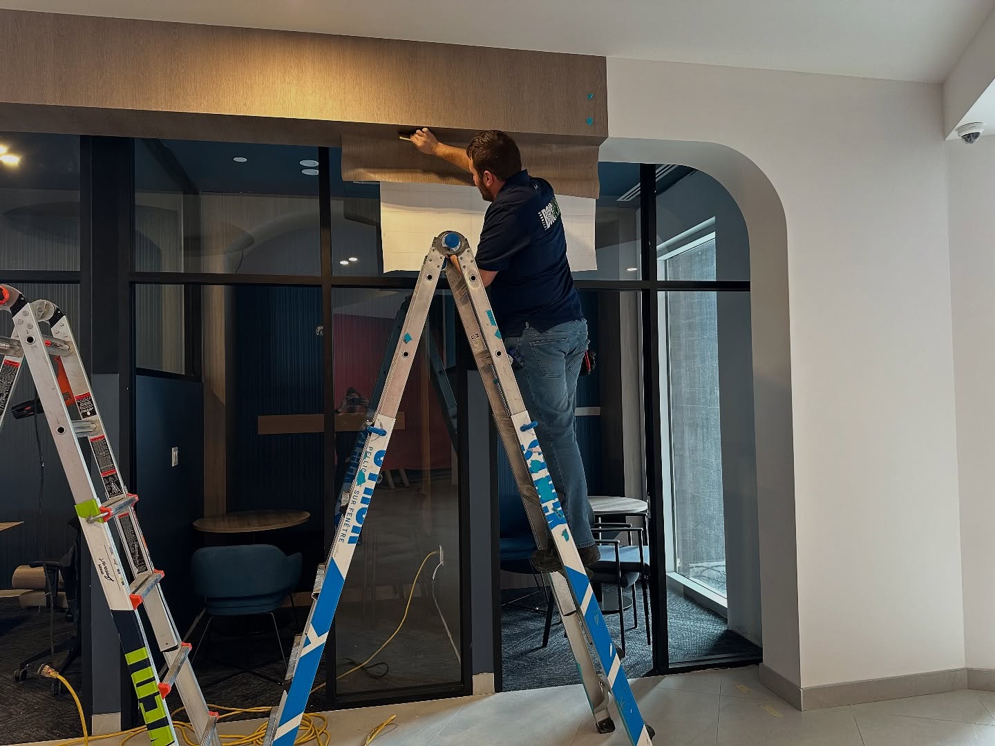 Application de pellicule architecturale fini bois texturé.
Pour plus de détails et consulter nos catalogues de finis : https://stiick.ca/fini-architecturaux/