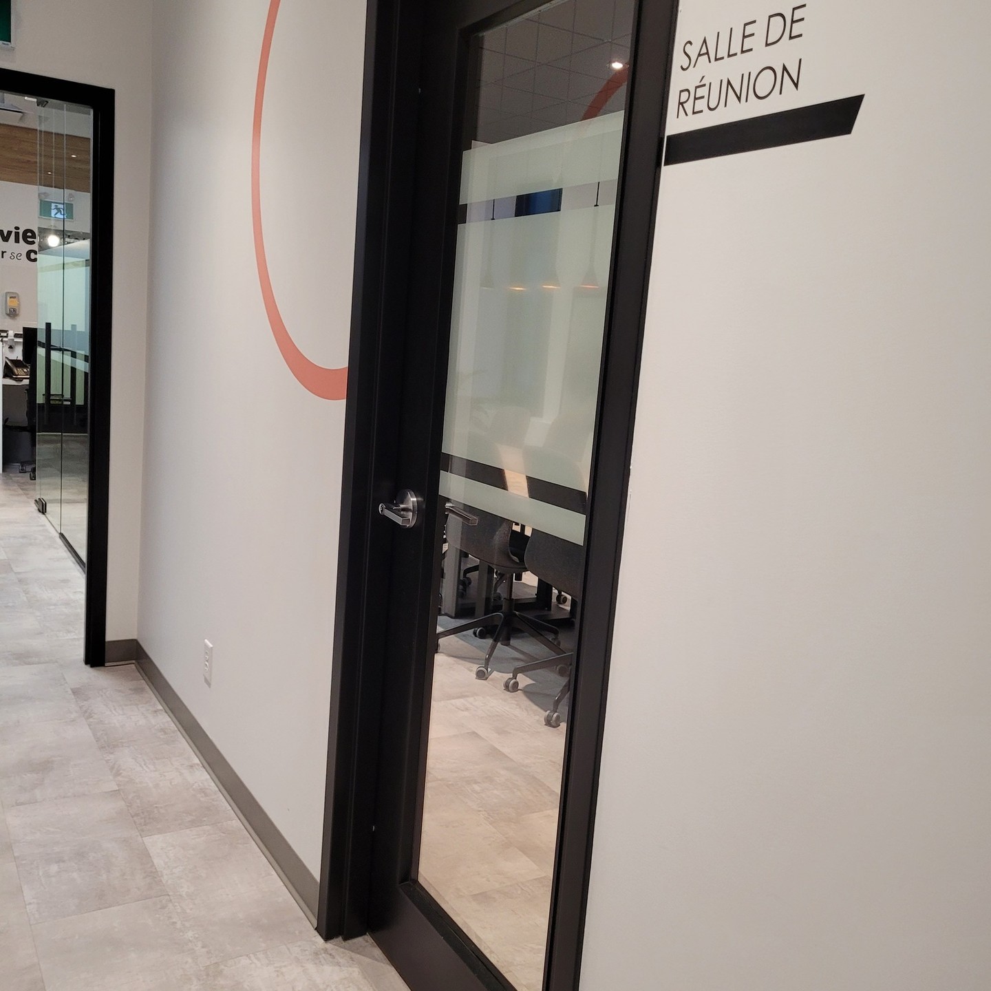 ❄️ Pellicule givrée fait sur mesure pour les bureaux de Assurancia Venne et Fille à Joliette ❄️
Impression au latex avec encre blanche pour créer un effet givré 100% personnalisé qu'ils ont pu choisir un niveau d'opacité précis parmi des échantillons imprimés pour eux.
#3Mfilm
#3mprint