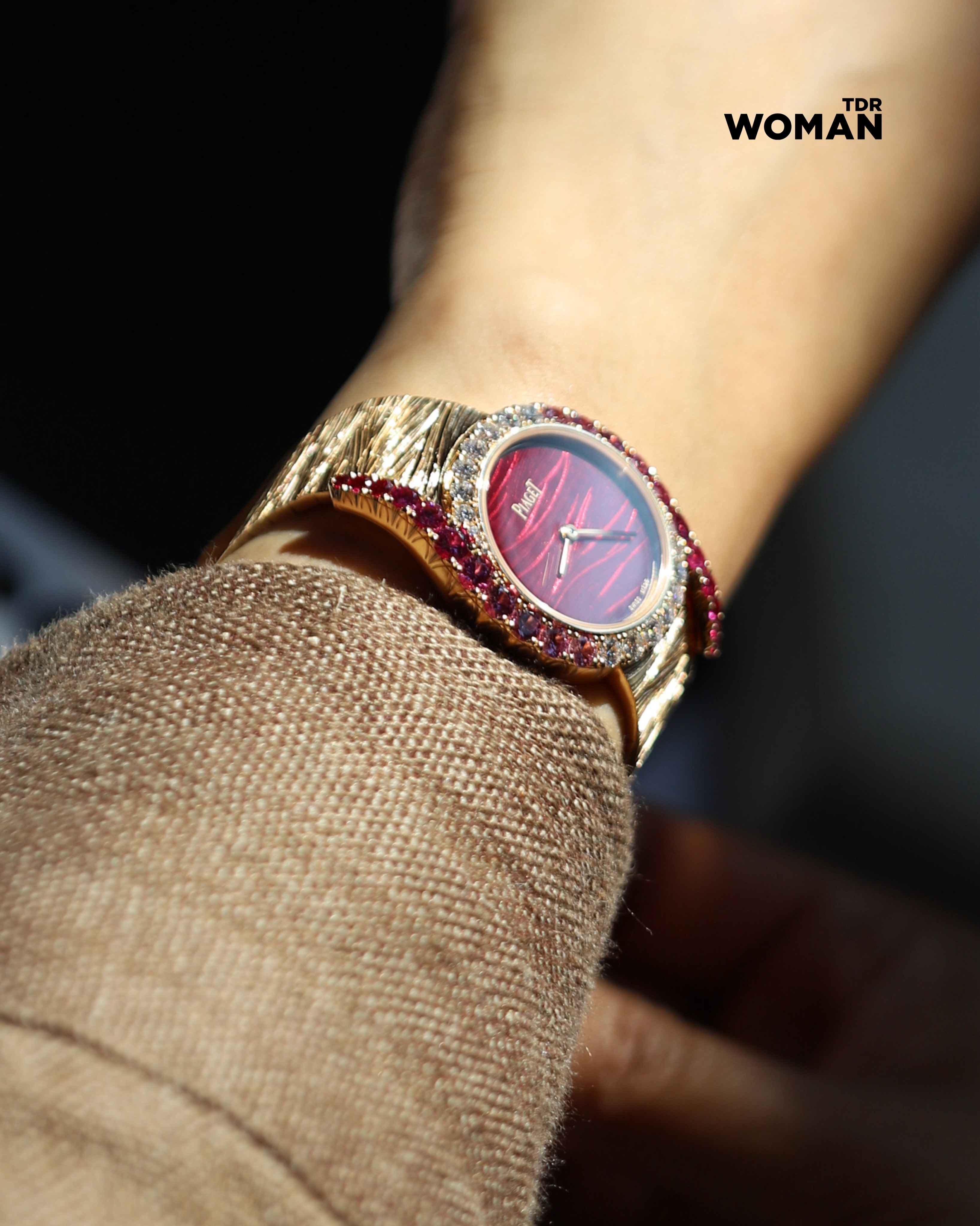 #WatchOfTheDay | Today we’re celebrating the opening of @piaget’s new store in store in Mexico City — and trying on the spectacular Limelight Gala Precious with a lacquered dial, perfectly timed for La Roja’s run to the 2026 #WorldCup final.
#RelojDelDía | Hoy celebramos la inauguración del nuevo espacio de #Piaget en Ciudad de México y nos probamos el espectacular Limelight Gala Precious con carátula lacada ideal para que la “furia roja” llegó a la final del Mundial 2026.